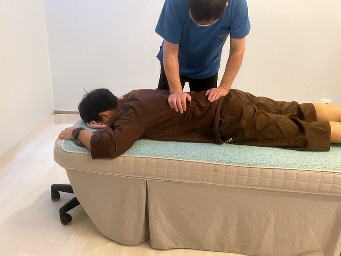 국가자격 안마사가 고객의 등을 케어하는 시술 장면